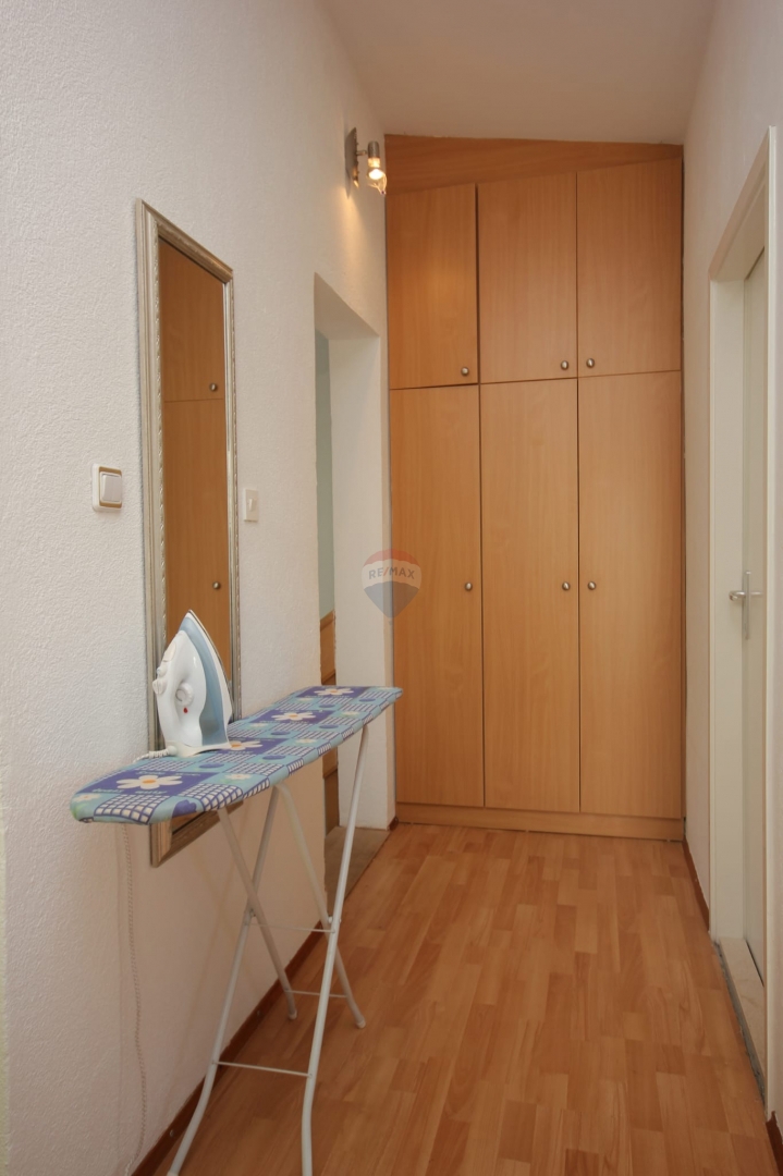 Casa pronta per essere abitata, ideale per la ristrutturazione + terreno 1154 m², Ražanj-Rogoznica