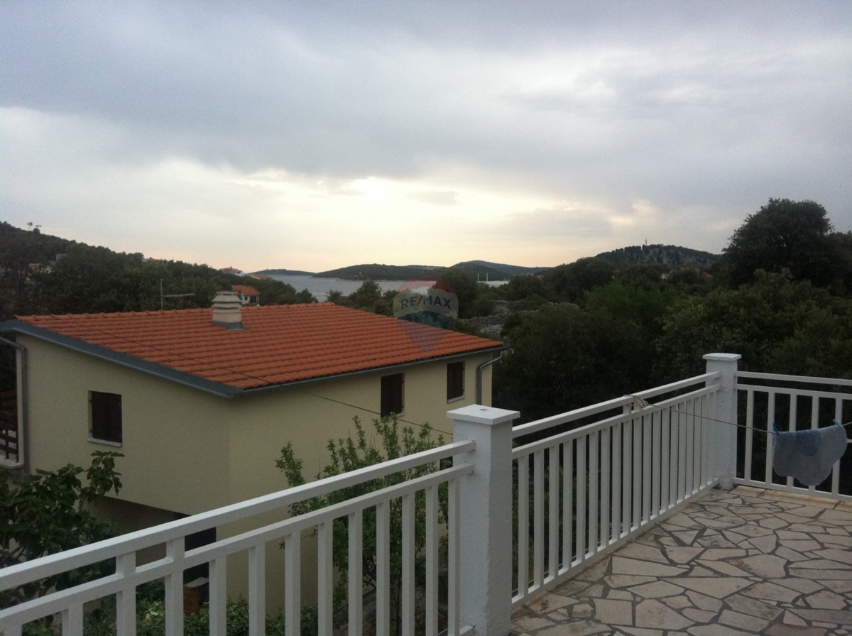 Casa pronta per essere abitata, ideale per la ristrutturazione + terreno 1154 m², Ražanj-Rogoznica