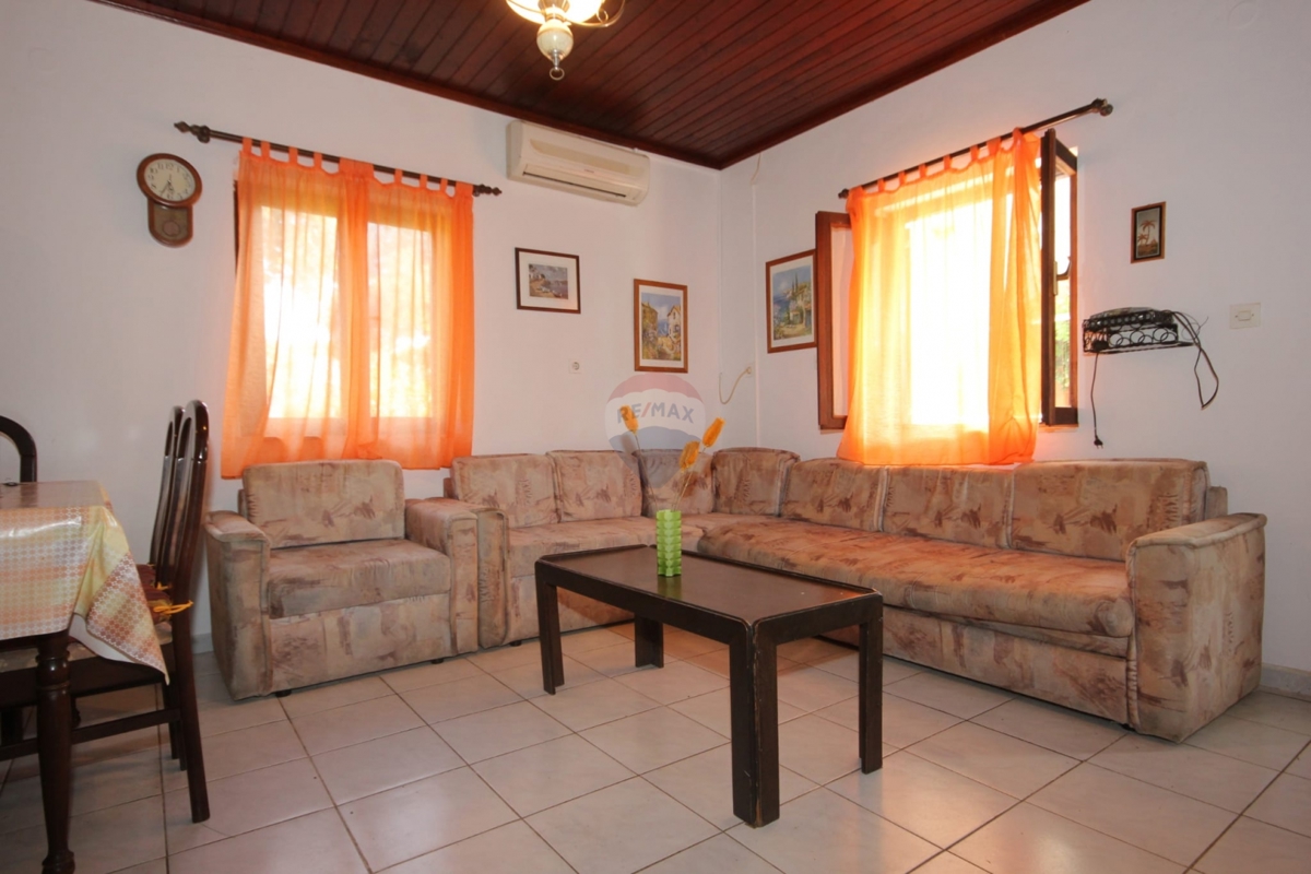 Casa pronta per essere abitata, ideale per la ristrutturazione + terreno 1154 m², Ražanj-Rogoznica