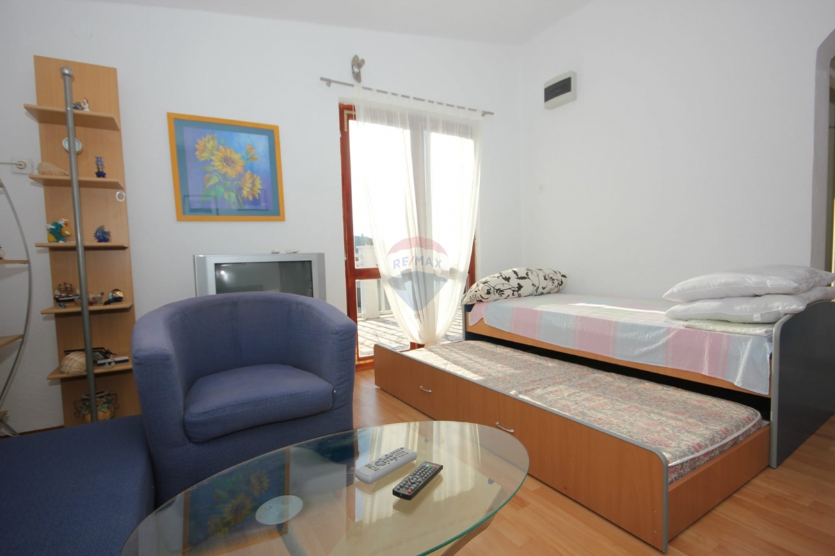 Casa pronta per essere abitata, ideale per la ristrutturazione + terreno 1154 m², Ražanj-Rogoznica