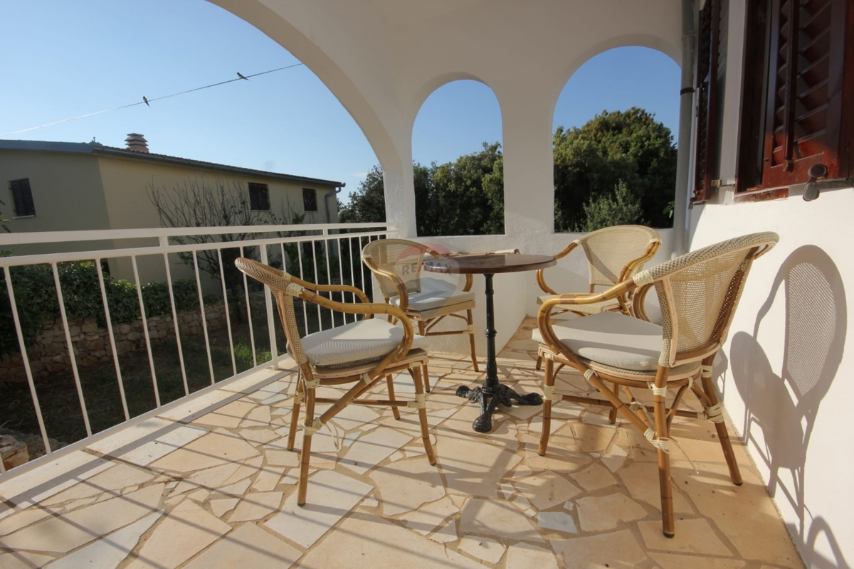 Casa pronta per essere abitata, ideale per la ristrutturazione + terreno 1154 m², Ražanj-Rogoznica