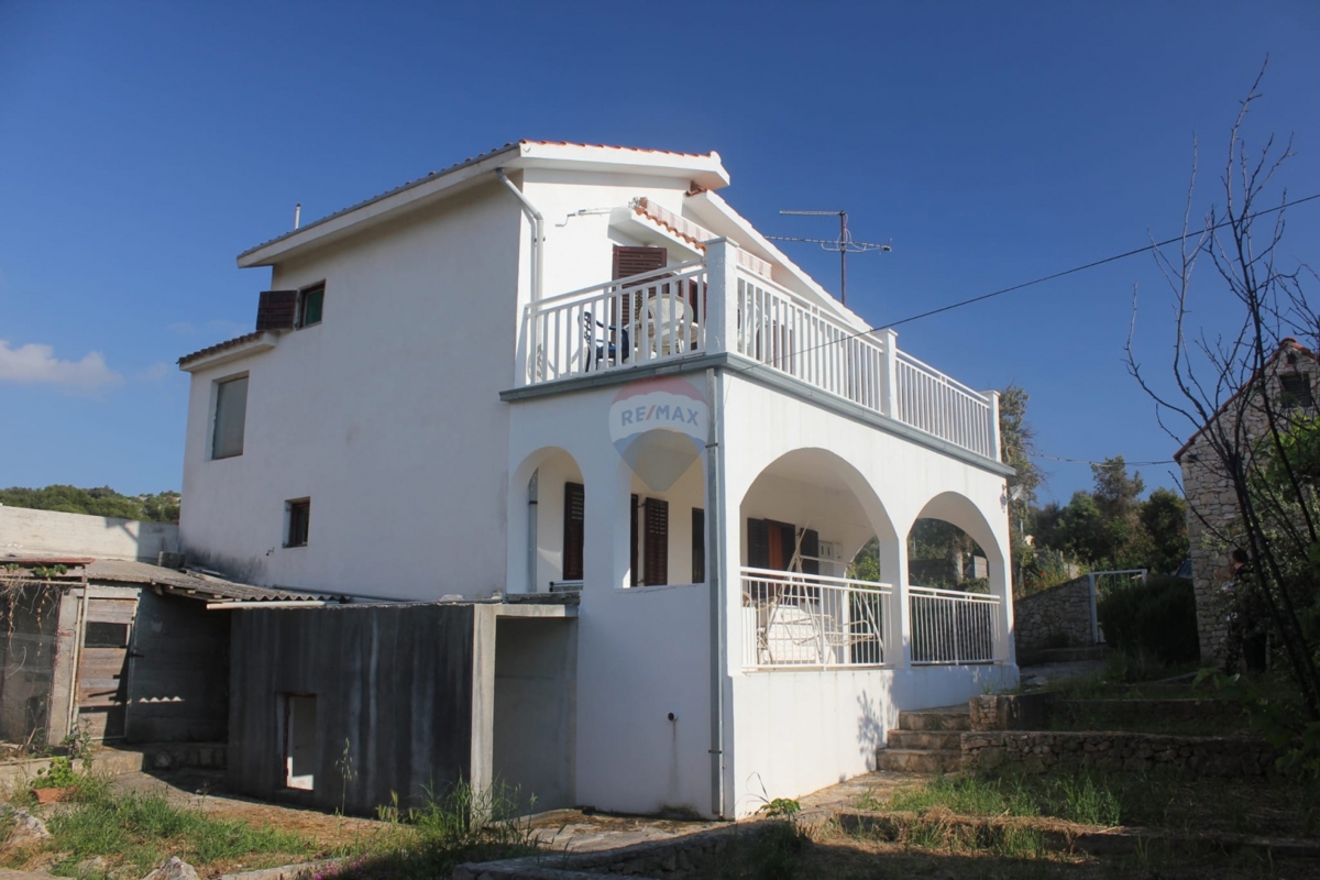Casa pronta per essere abitata, ideale per la ristrutturazione + terreno 1154 m², Ražanj-Rogoznica