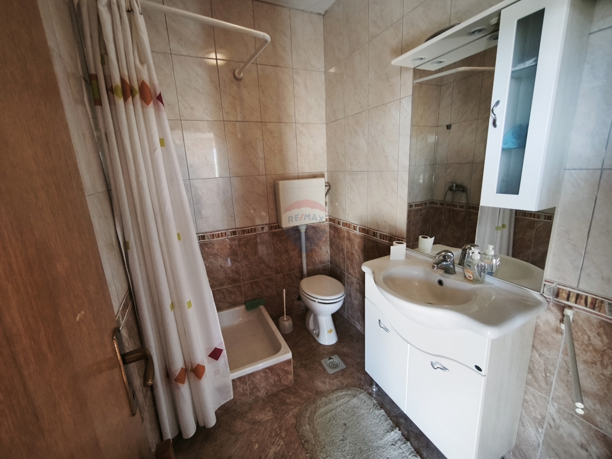 Casa con 2 appartamenti e terrazza sul tetto, a 130 m dal mare – Stupin, Rogoznica