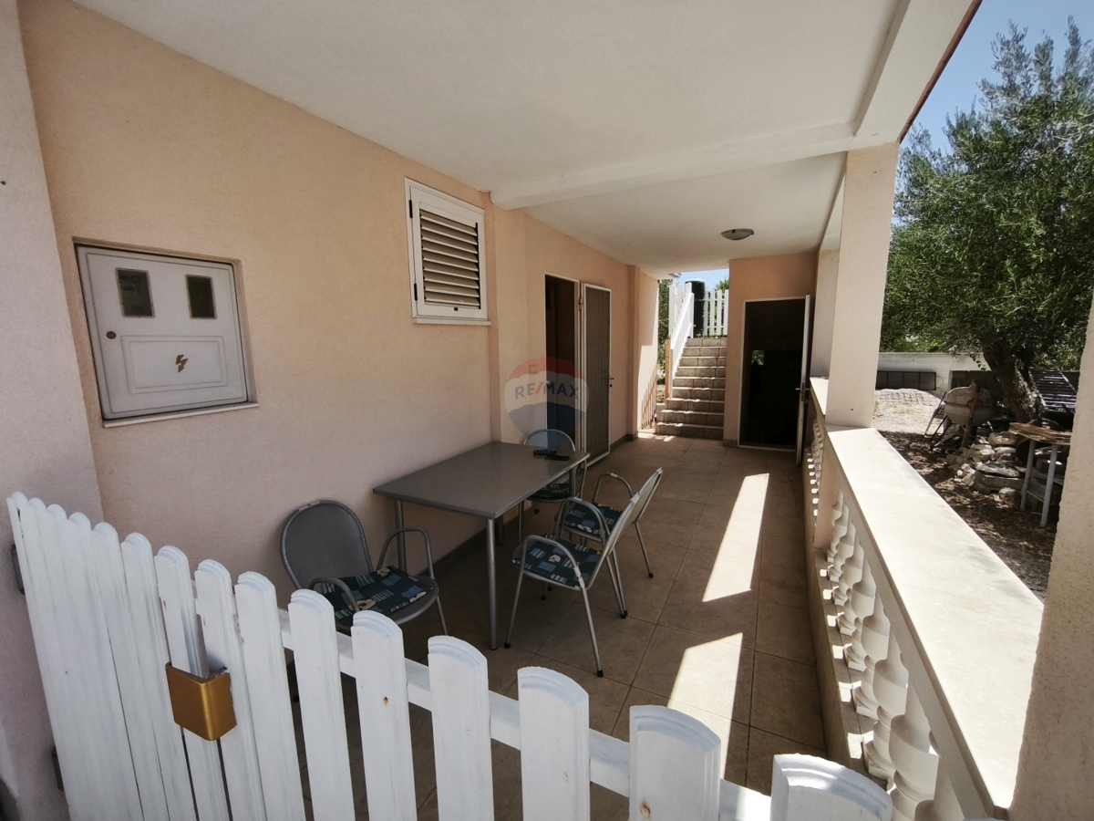 Casa con 2 appartamenti e terrazza sul tetto, a 130 m dal mare – Stupin, Rogoznica