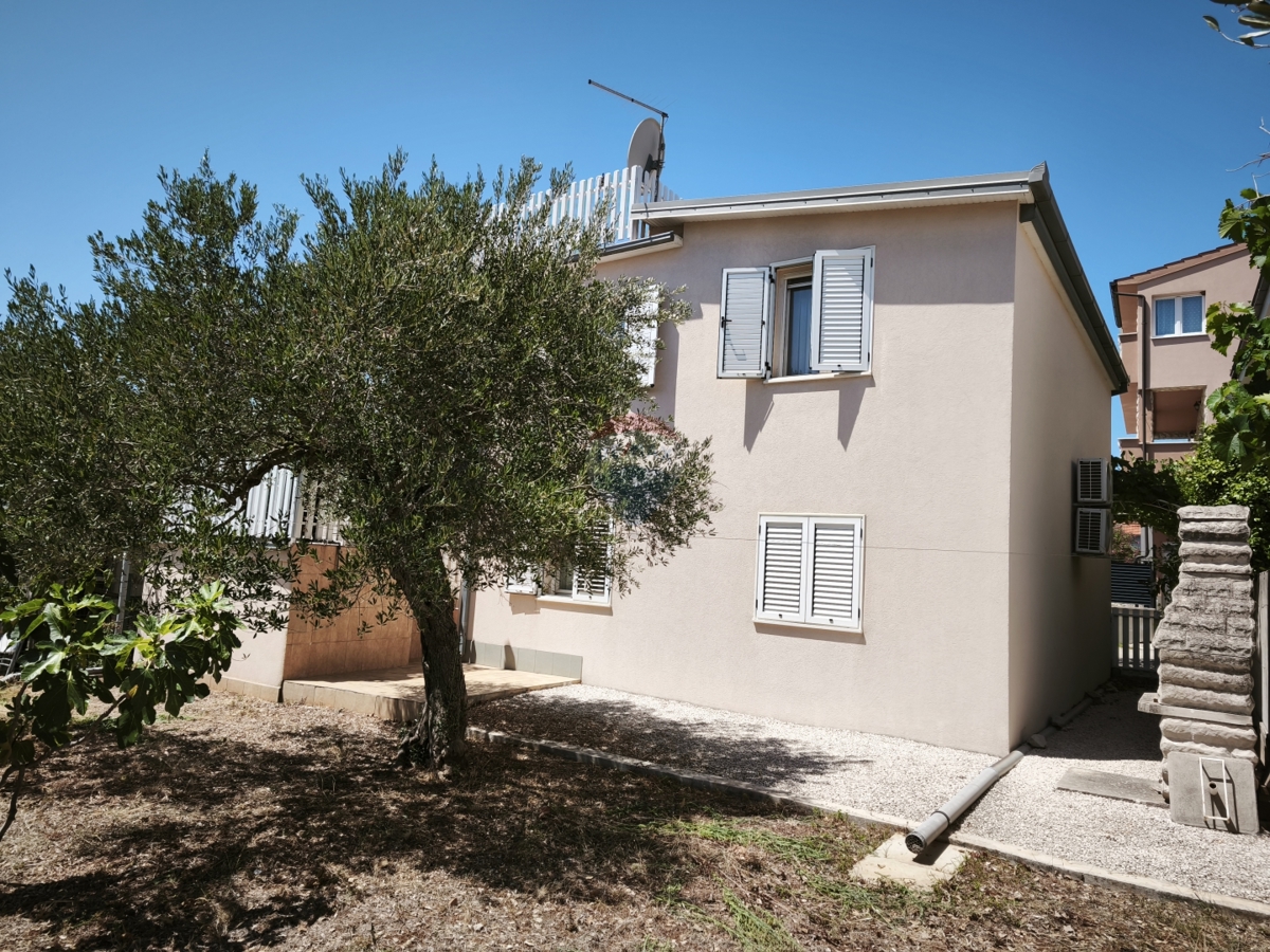 Casa con 2 appartamenti e terrazza sul tetto, a 130 m dal mare – Stupin, Rogoznica