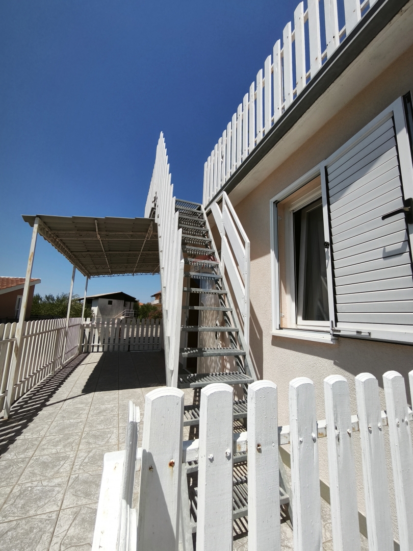 Casa con 2 appartamenti e terrazza sul tetto, a 130 m dal mare – Stupin, Rogoznica