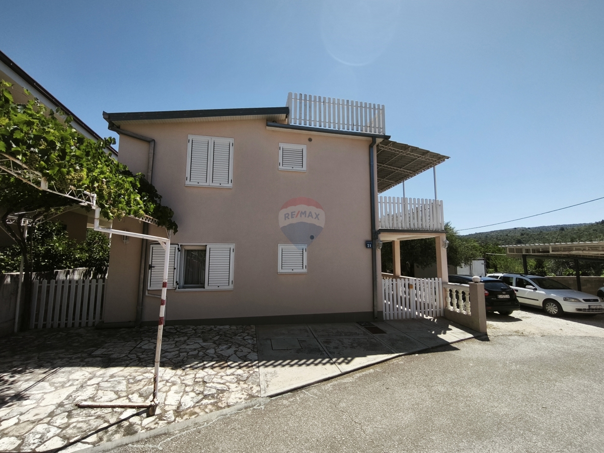 Casa con 2 appartamenti e terrazza sul tetto, a 130 m dal mare – Stupin, Rogoznica