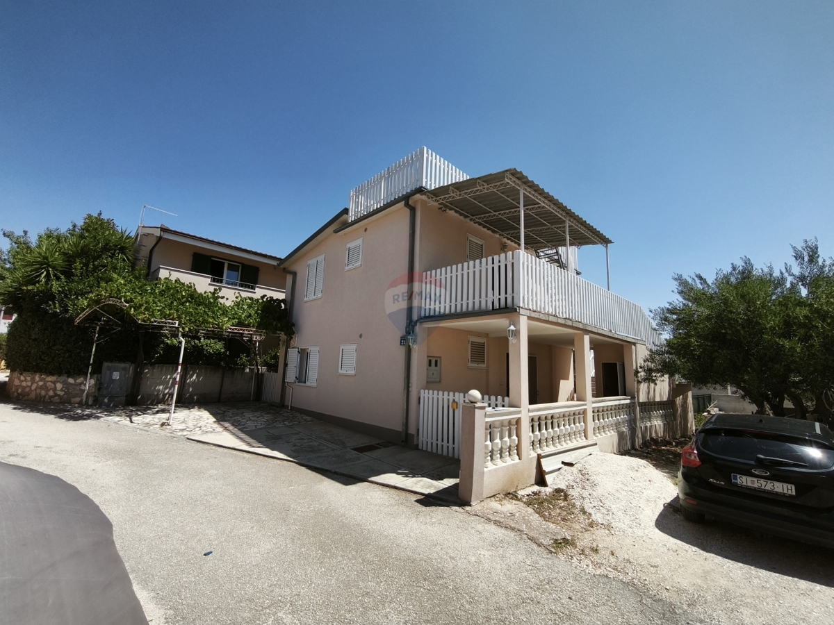 Casa con 2 appartamenti e terrazza sul tetto, a 130 m dal mare – Stupin, Rogoznica