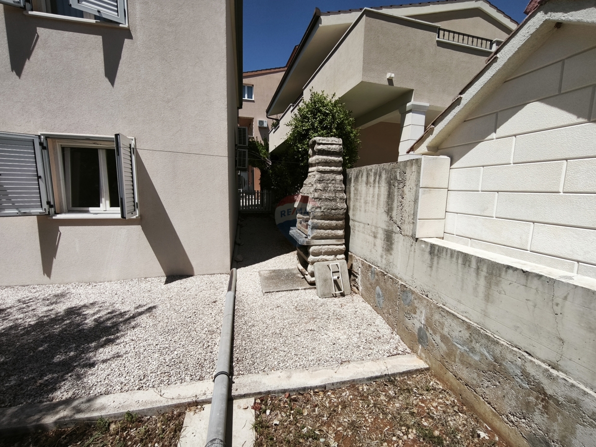 Casa con 2 appartamenti e terrazza sul tetto, a 130 m dal mare – Stupin, Rogoznica