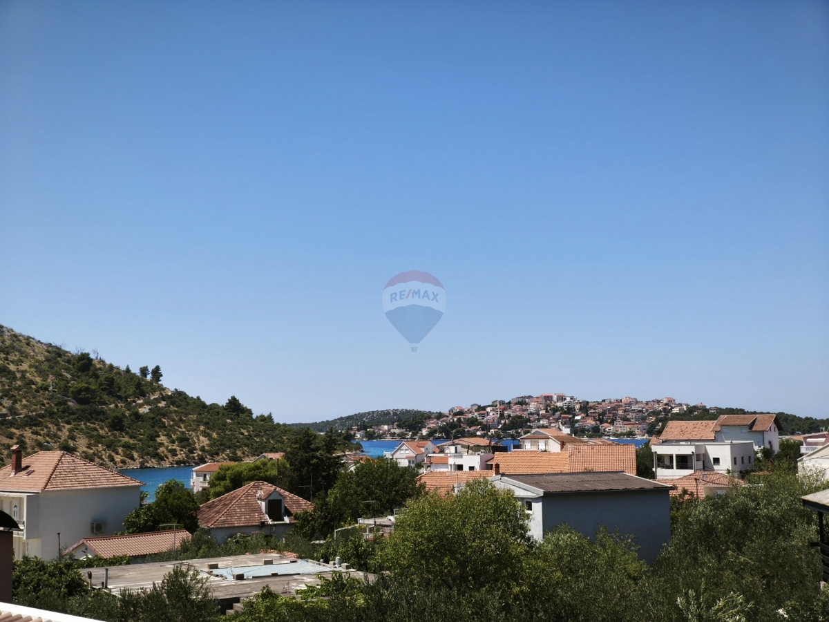 Casa con 2 appartamenti e terrazza sul tetto, a 130 m dal mare – Stupin, Rogoznica