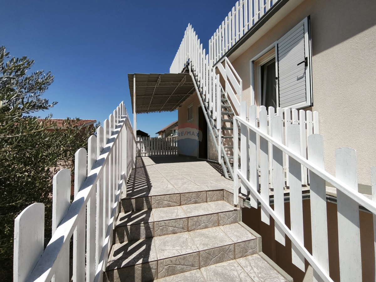 Casa con 2 appartamenti e terrazza sul tetto, a 130 m dal mare – Stupin, Rogoznica