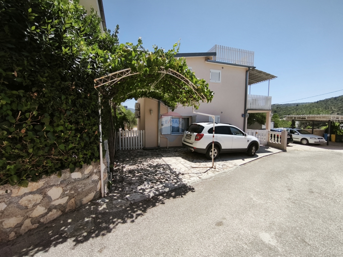Casa con 2 appartamenti e terrazza sul tetto, a 130 m dal mare – Stupin, Rogoznica