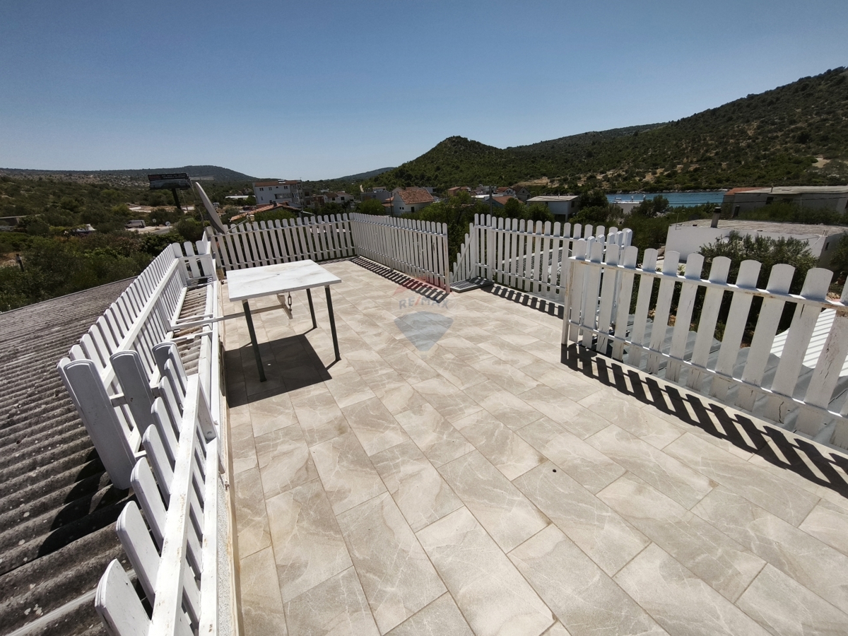 Casa con 2 appartamenti e terrazza sul tetto, a 130 m dal mare – Stupin, Rogoznica