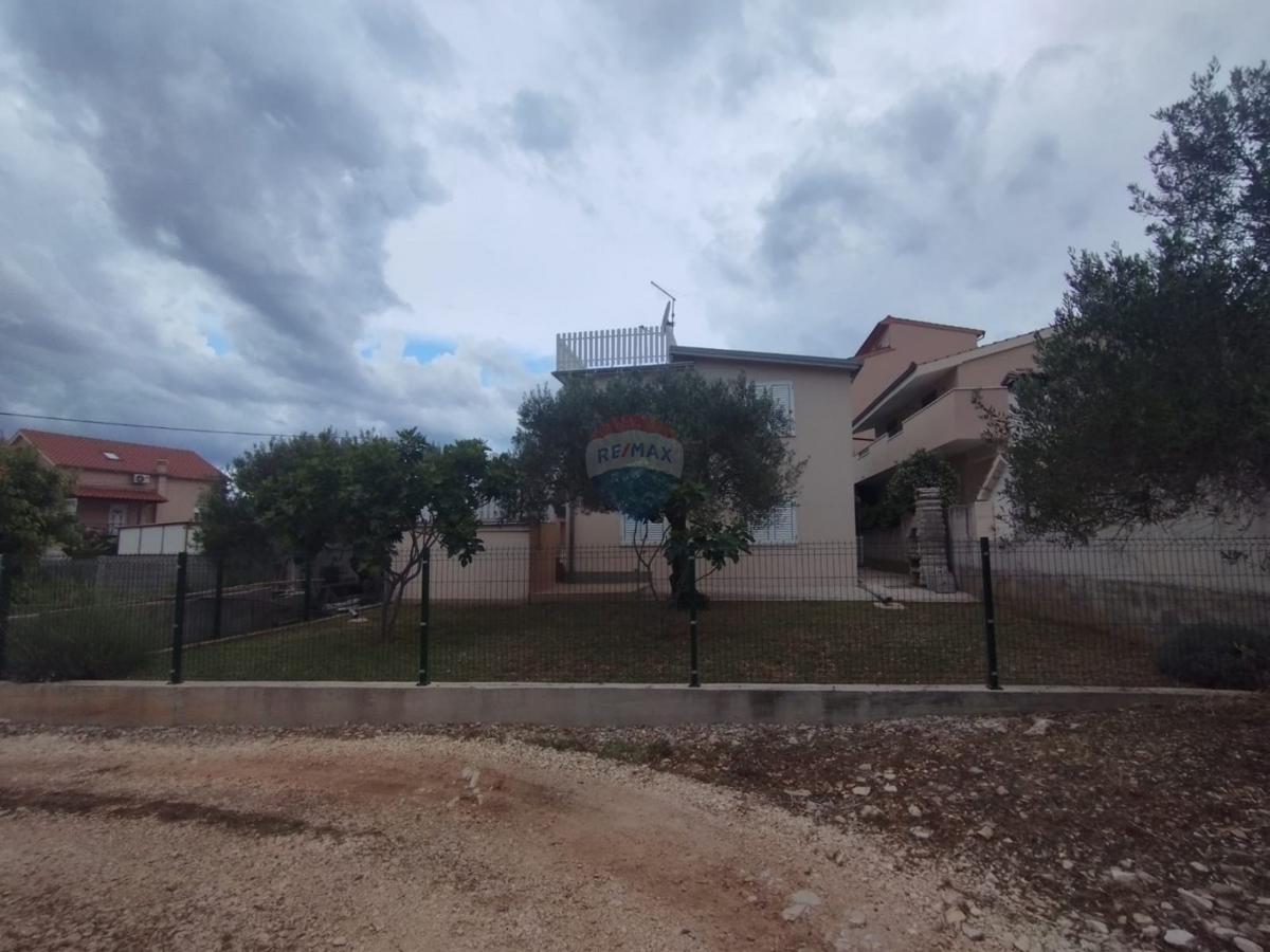 Casa con 2 appartamenti e terrazza sul tetto, a 130 m dal mare – Stupin, Rogoznica