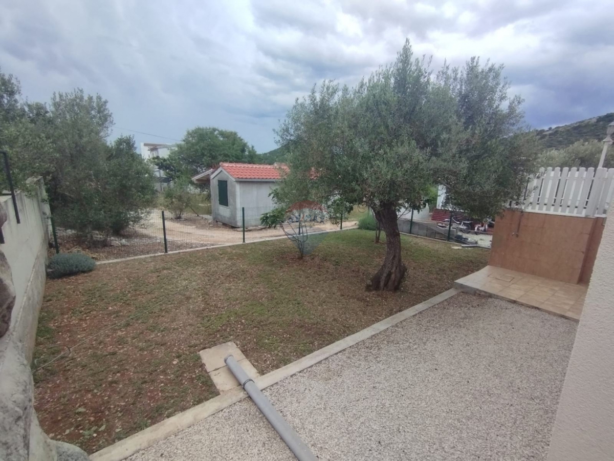 Casa con 2 appartamenti e terrazza sul tetto, a 130 m dal mare – Stupin, Rogoznica