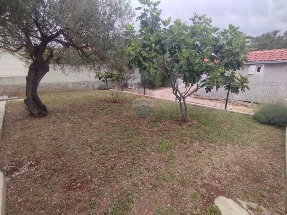 Casa con 2 appartamenti e terrazza sul tetto, a 130 m dal mare – Stupin, Rogoznica