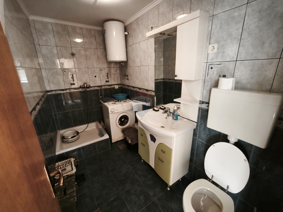 Casa con 2 appartamenti e terrazza sul tetto, a 130 m dal mare – Stupin, Rogoznica