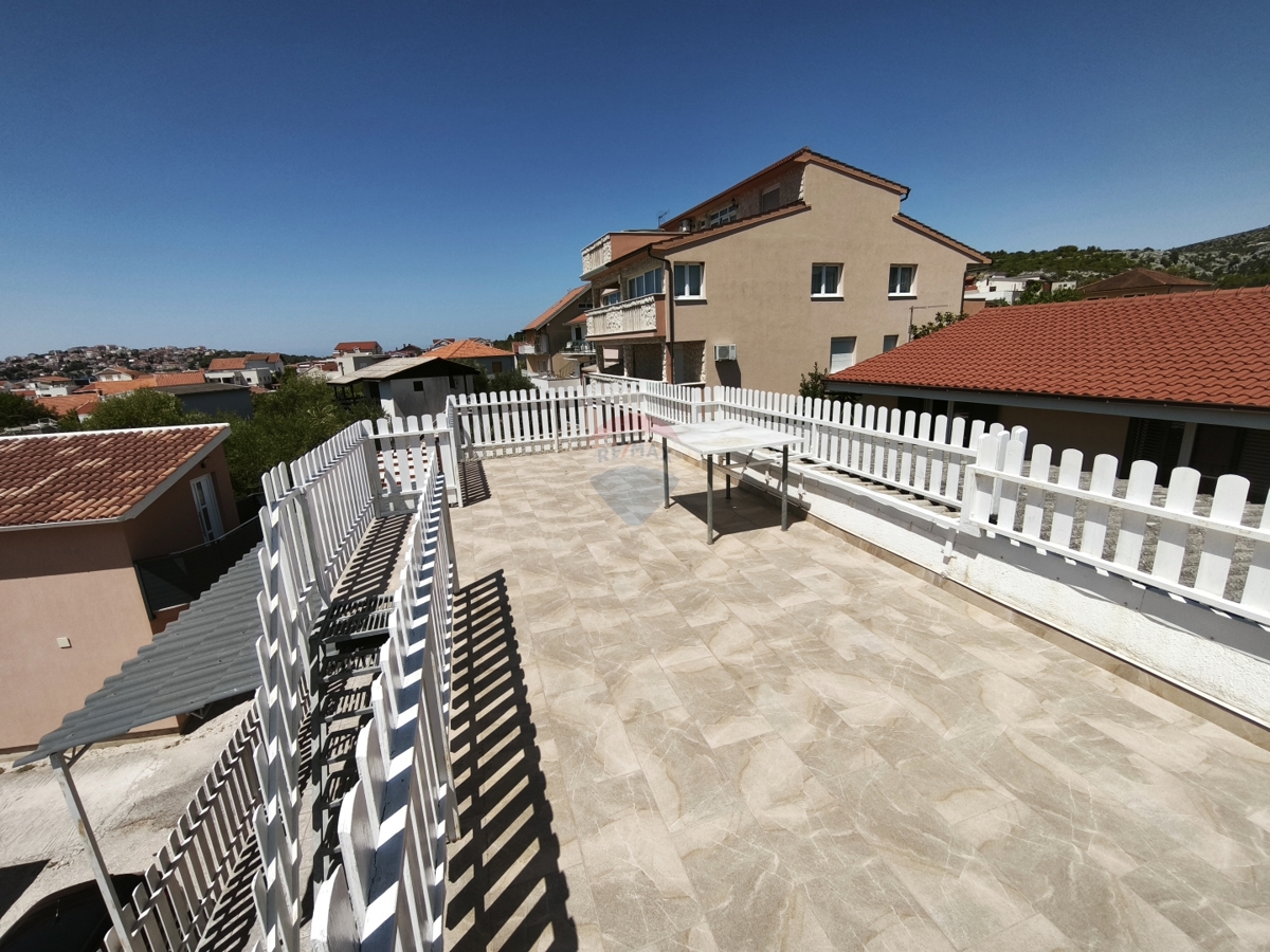 Casa con 2 appartamenti e terrazza sul tetto, a 130 m dal mare – Stupin, Rogoznica