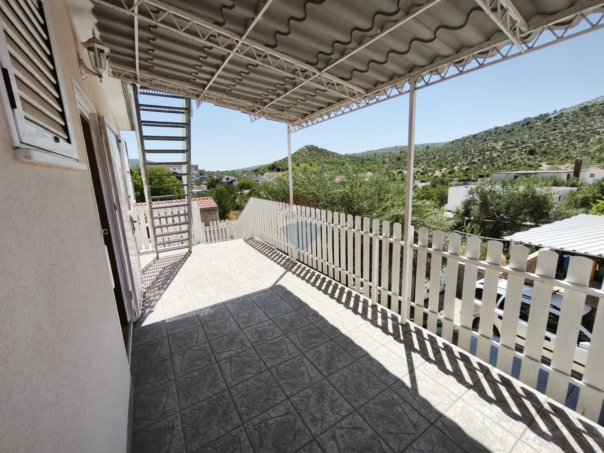 Casa con 2 appartamenti e terrazza sul tetto, a 130 m dal mare – Stupin, Rogoznica