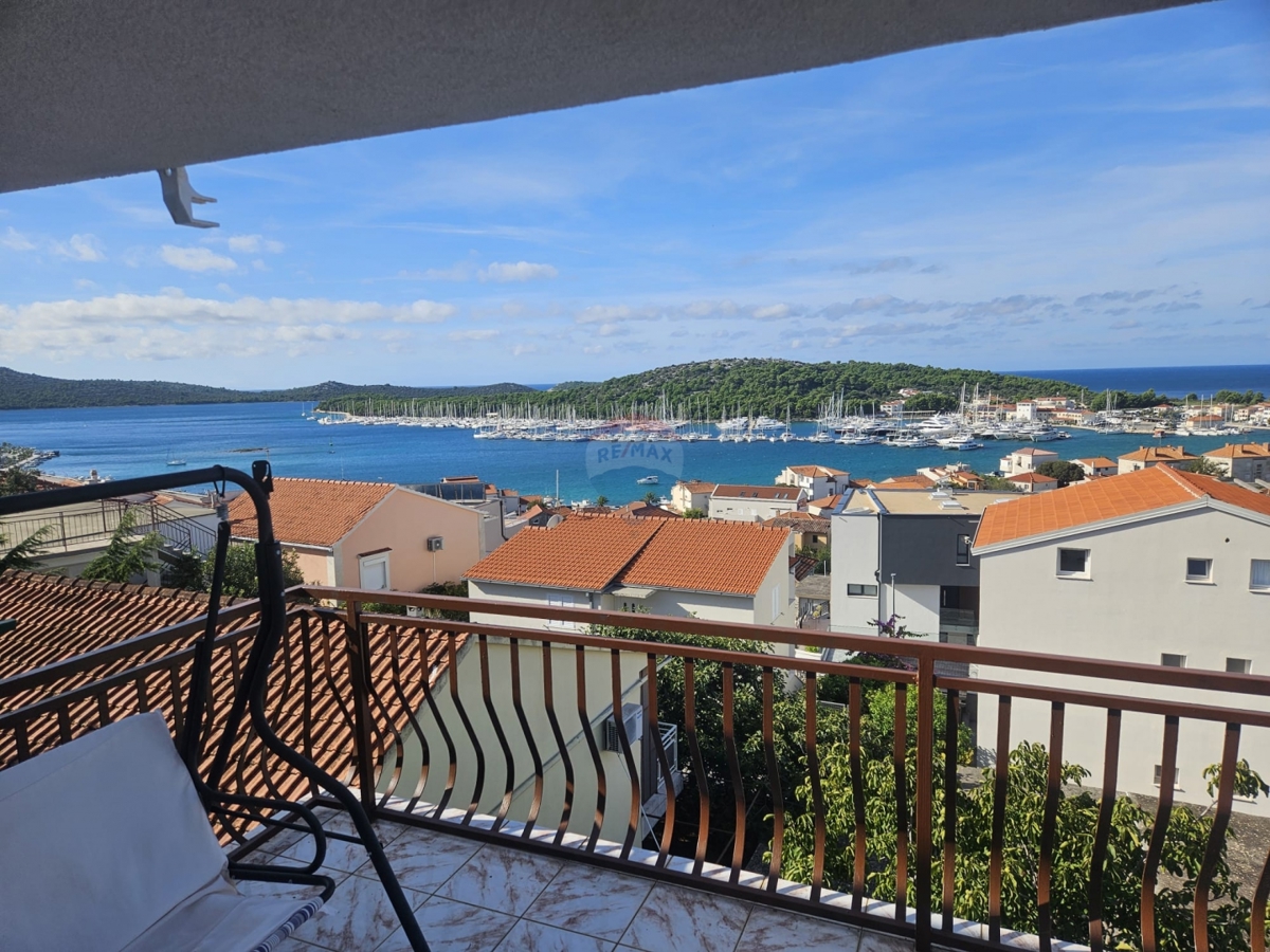 Casa con appartamenti vista mare, posto barca