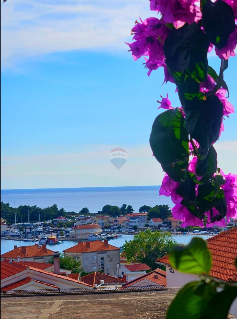 Casa con appartamenti vista mare, posto barca