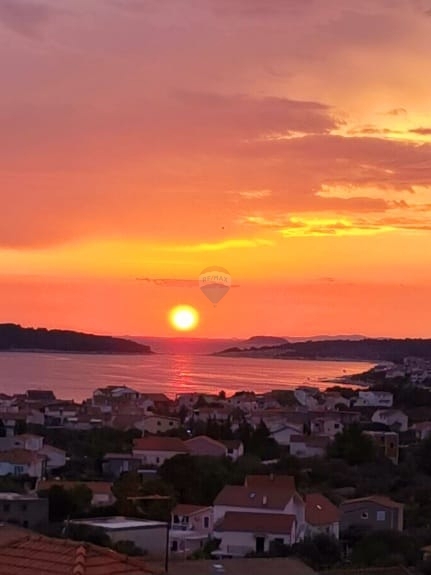 Casa con appartamenti vista mare, posto barca