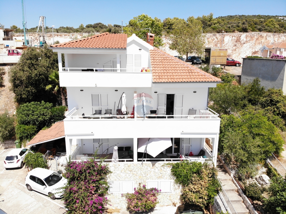 Casa con 6 appartamenti a Primošten - Fantastica vista sul mare!