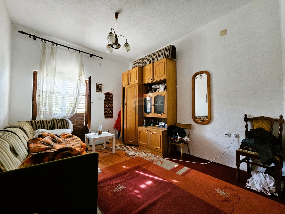 Casa familiare da ristrutturare, 223m2, Rogoznica