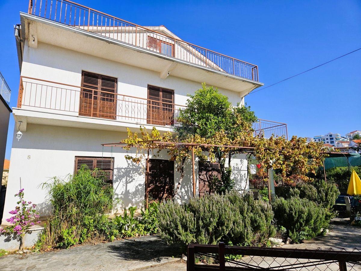 Casa familiare da ristrutturare, 223m2, Rogoznica