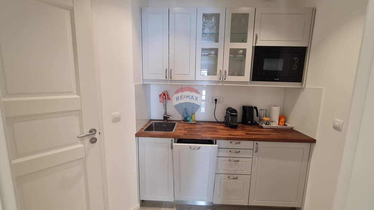 Palazzina con appartamenti e locali commerciali nel cuore di Sebenico – un’eccellente opportunità di investimento!