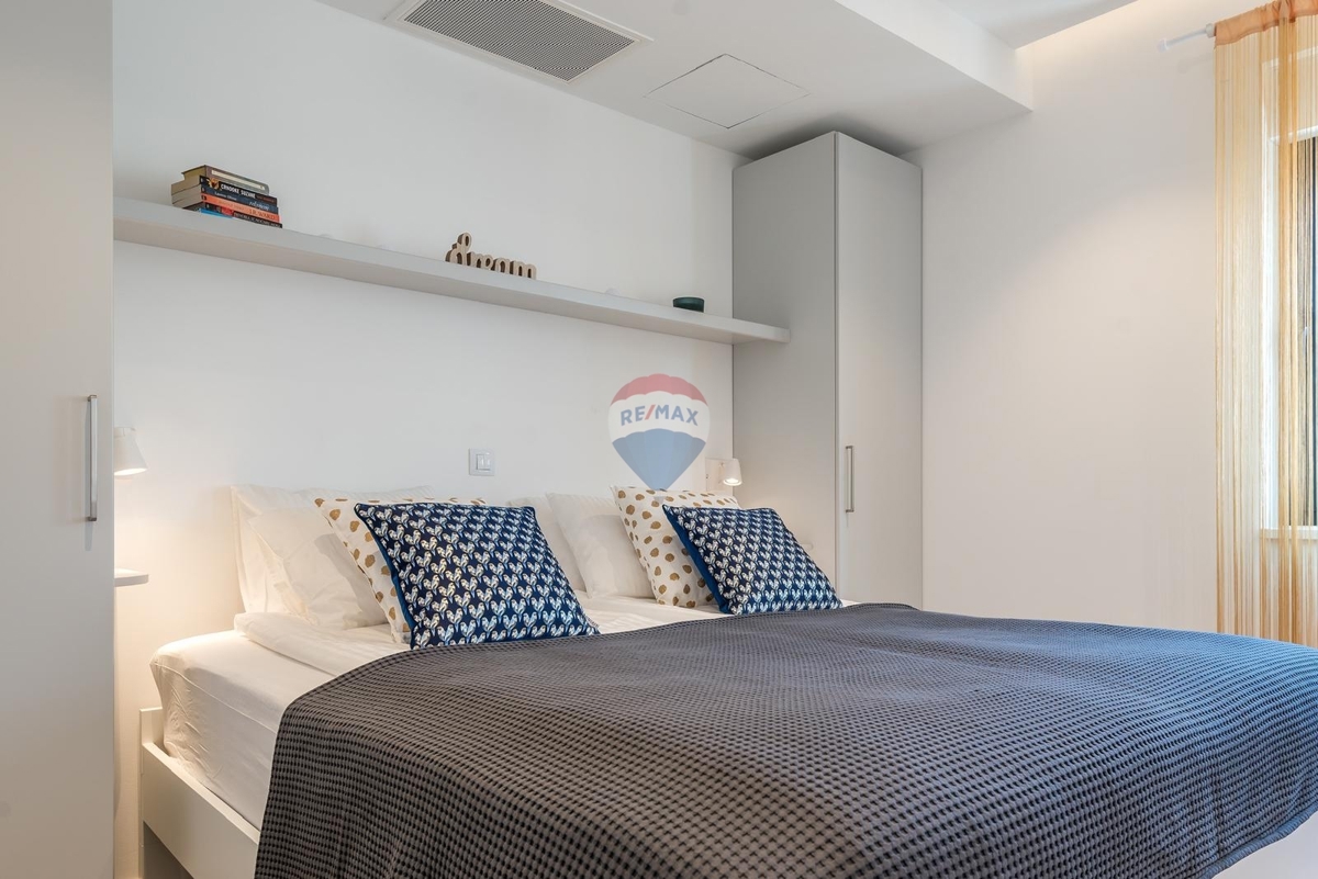 Palazzina con appartamenti e locali commerciali nel cuore di Sebenico – un’eccellente opportunità di investimento!