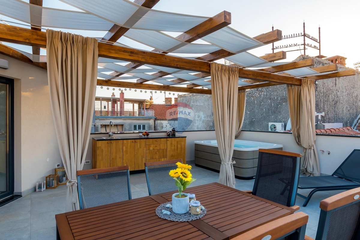 Palazzina con appartamenti e locali commerciali nel cuore di Sebenico – un’eccellente opportunità di investimento!