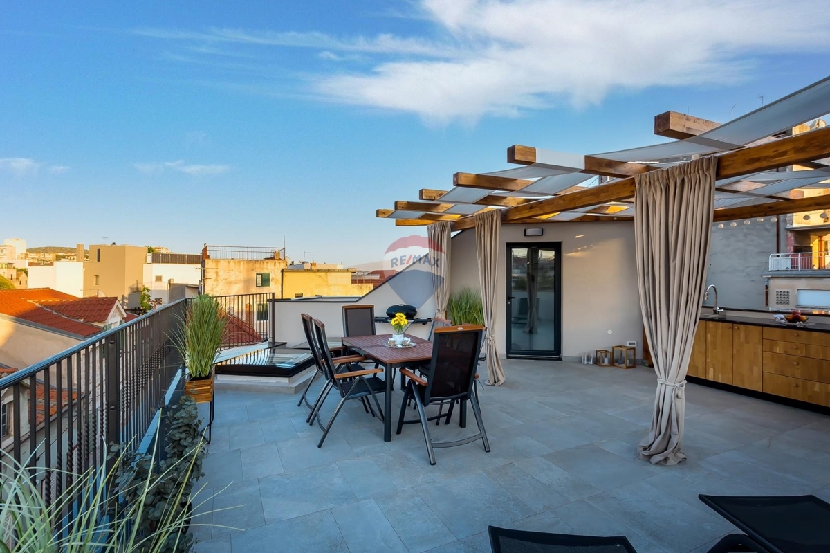 Palazzina con appartamenti e locali commerciali nel cuore di Sebenico – un’eccellente opportunità di investimento!