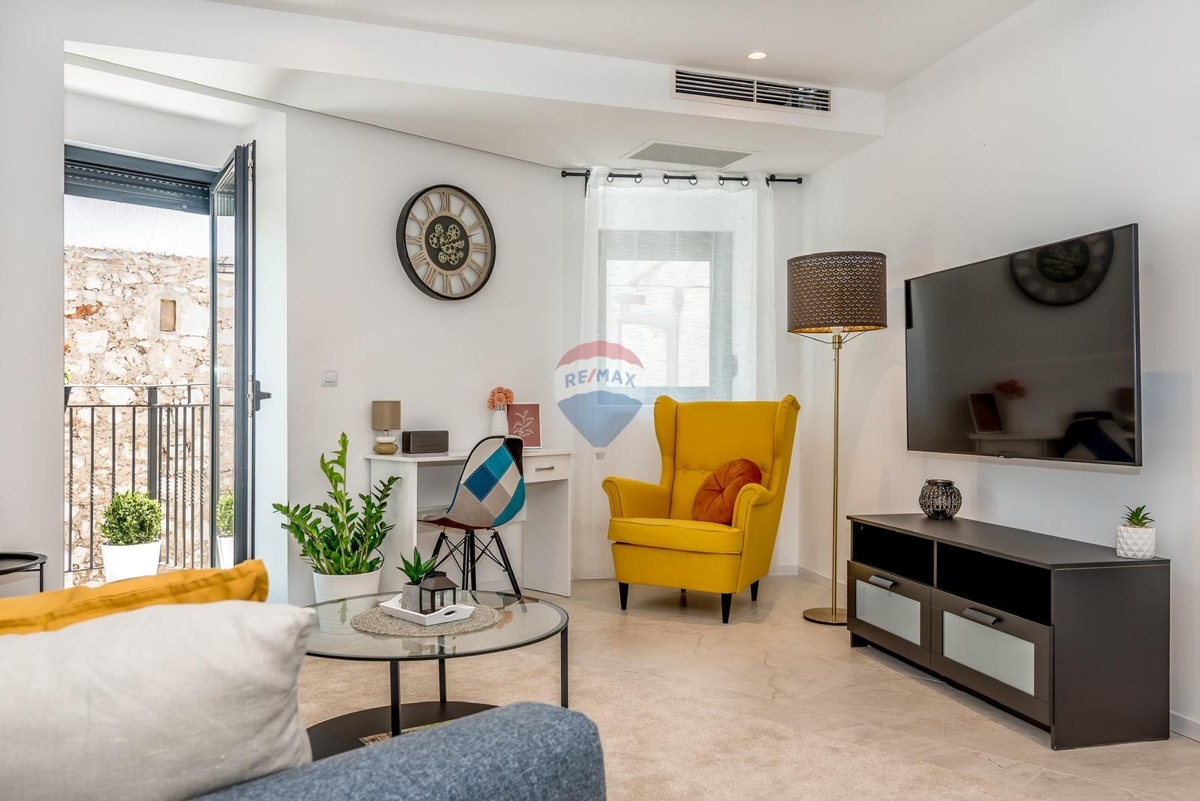 Palazzina con appartamenti e locali commerciali nel cuore di Sebenico – un’eccellente opportunità di investimento!