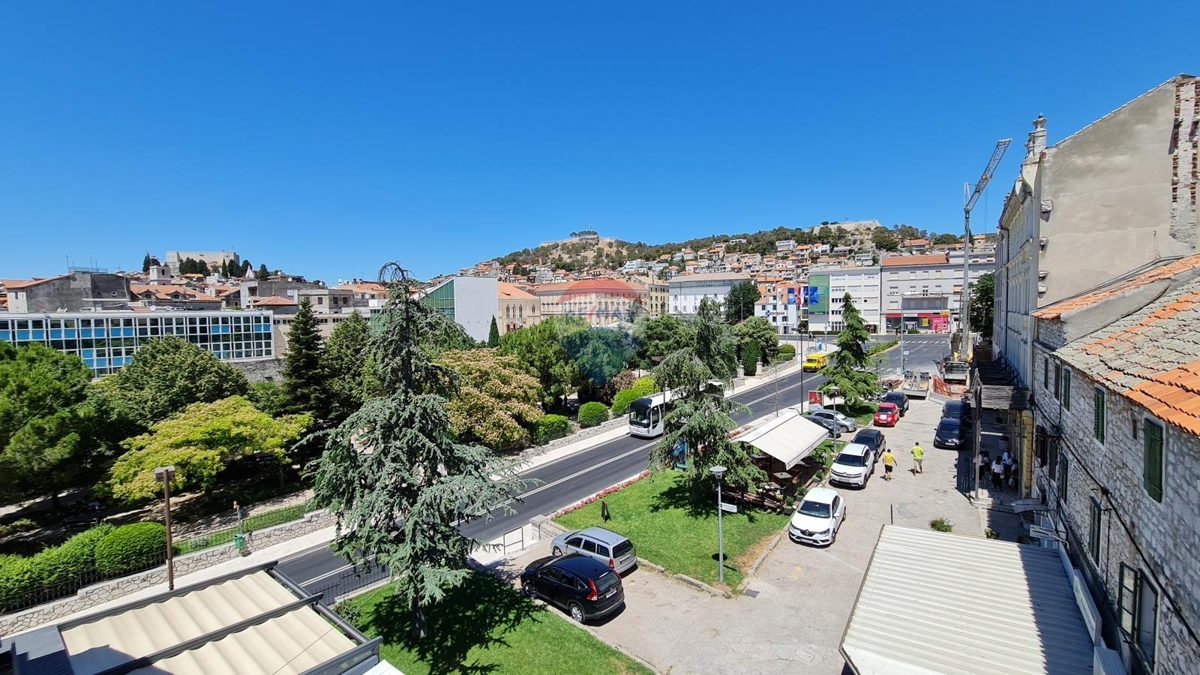 Palazzina con appartamenti e locali commerciali nel cuore di Sebenico – un’eccellente opportunità di investimento!