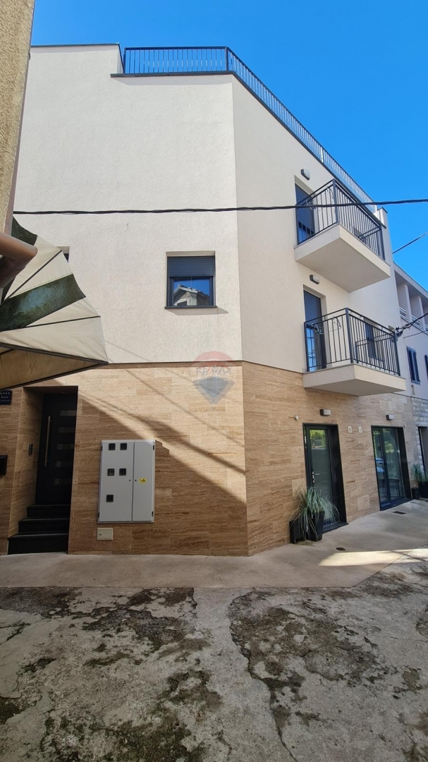 Palazzina con appartamenti e locali commerciali nel cuore di Sebenico – un’eccellente opportunità di investimento!