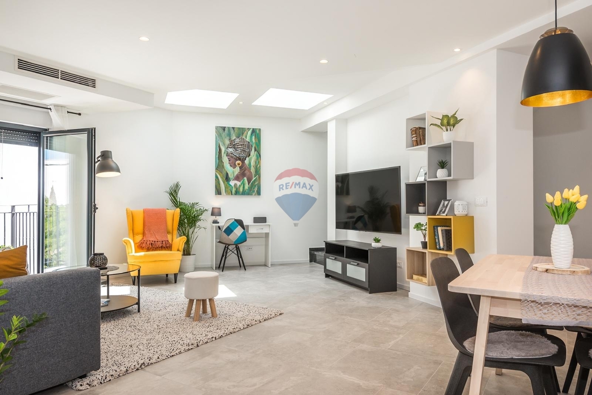 Palazzina con appartamenti e locali commerciali nel cuore di Sebenico – un’eccellente opportunità di investimento!