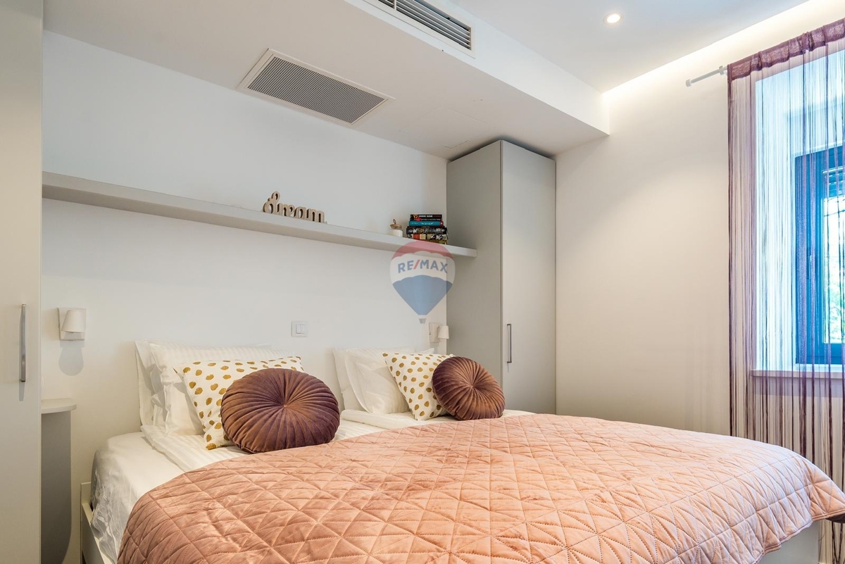 Palazzina con appartamenti e locali commerciali nel cuore di Sebenico – un’eccellente opportunità di investimento!