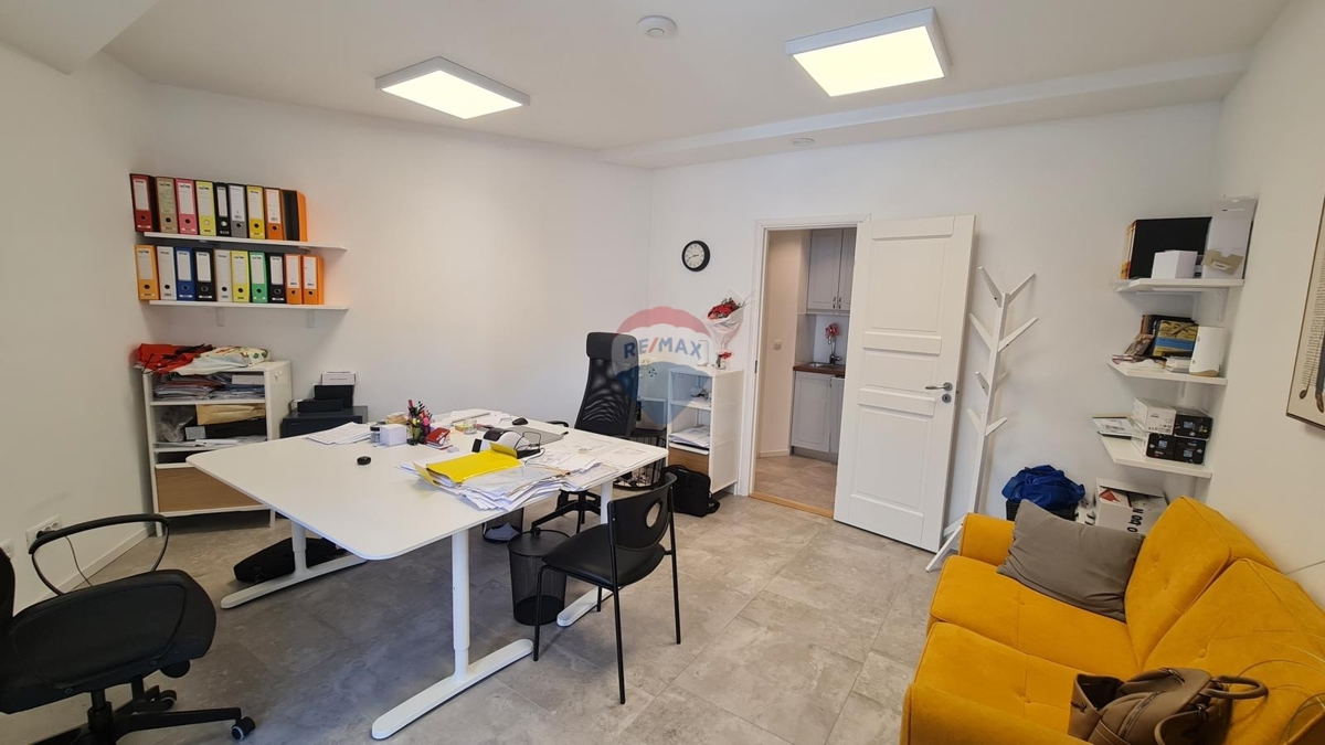 Palazzina con appartamenti e locali commerciali nel cuore di Sebenico – un’eccellente opportunità di investimento!