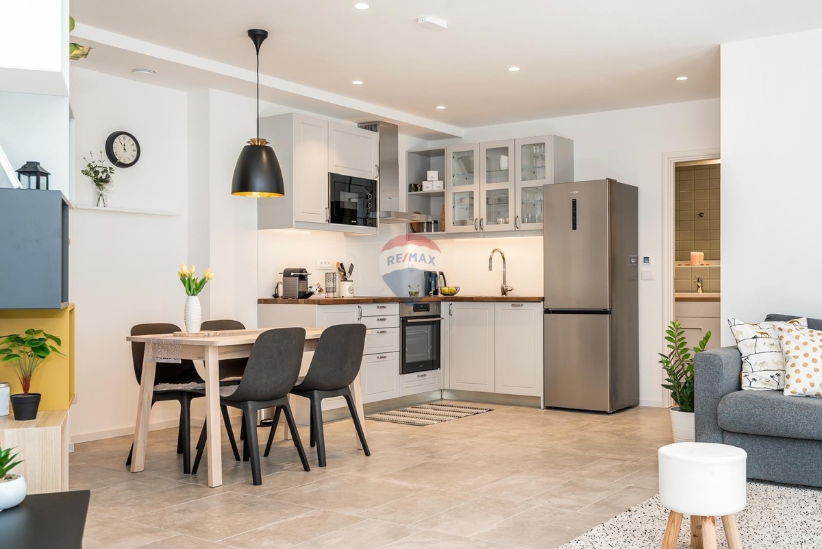 Palazzina con appartamenti e locali commerciali nel cuore di Sebenico – un’eccellente opportunità di investimento!