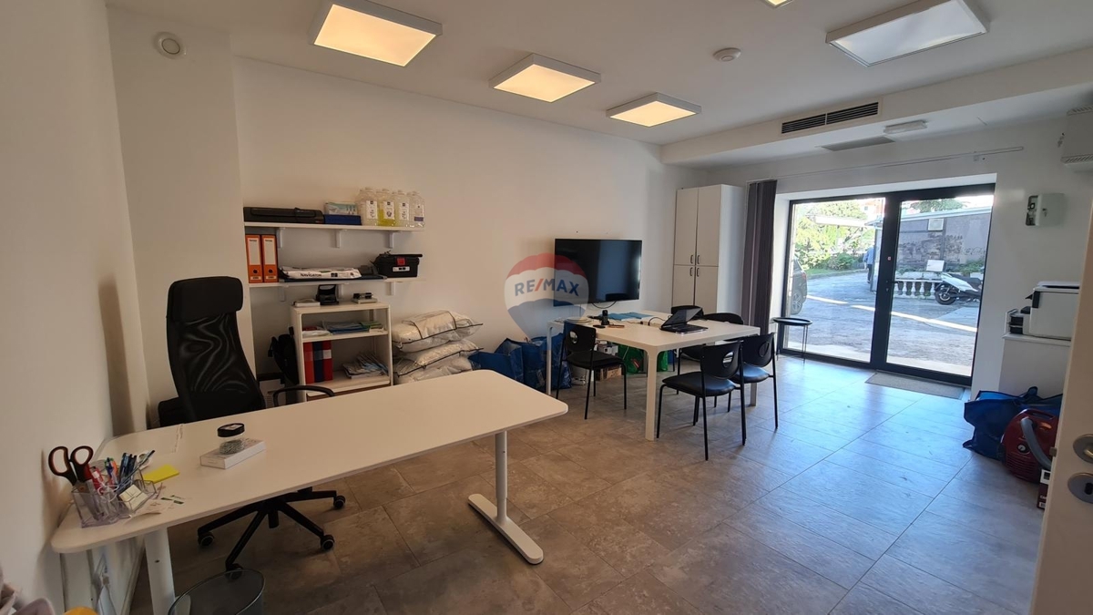 Palazzina con appartamenti e locali commerciali nel cuore di Sebenico – un’eccellente opportunità di investimento!