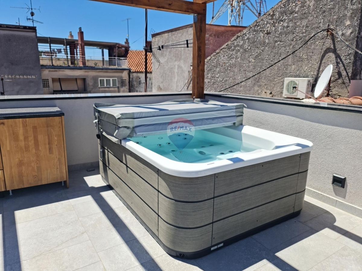 Palazzina con appartamenti e locali commerciali nel cuore di Sebenico – un’eccellente opportunità di investimento!