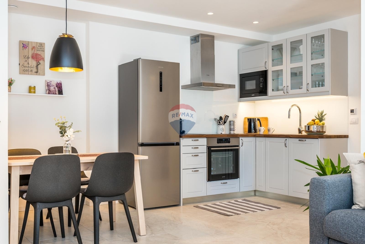 Palazzina con appartamenti e locali commerciali nel cuore di Sebenico – un’eccellente opportunità di investimento!