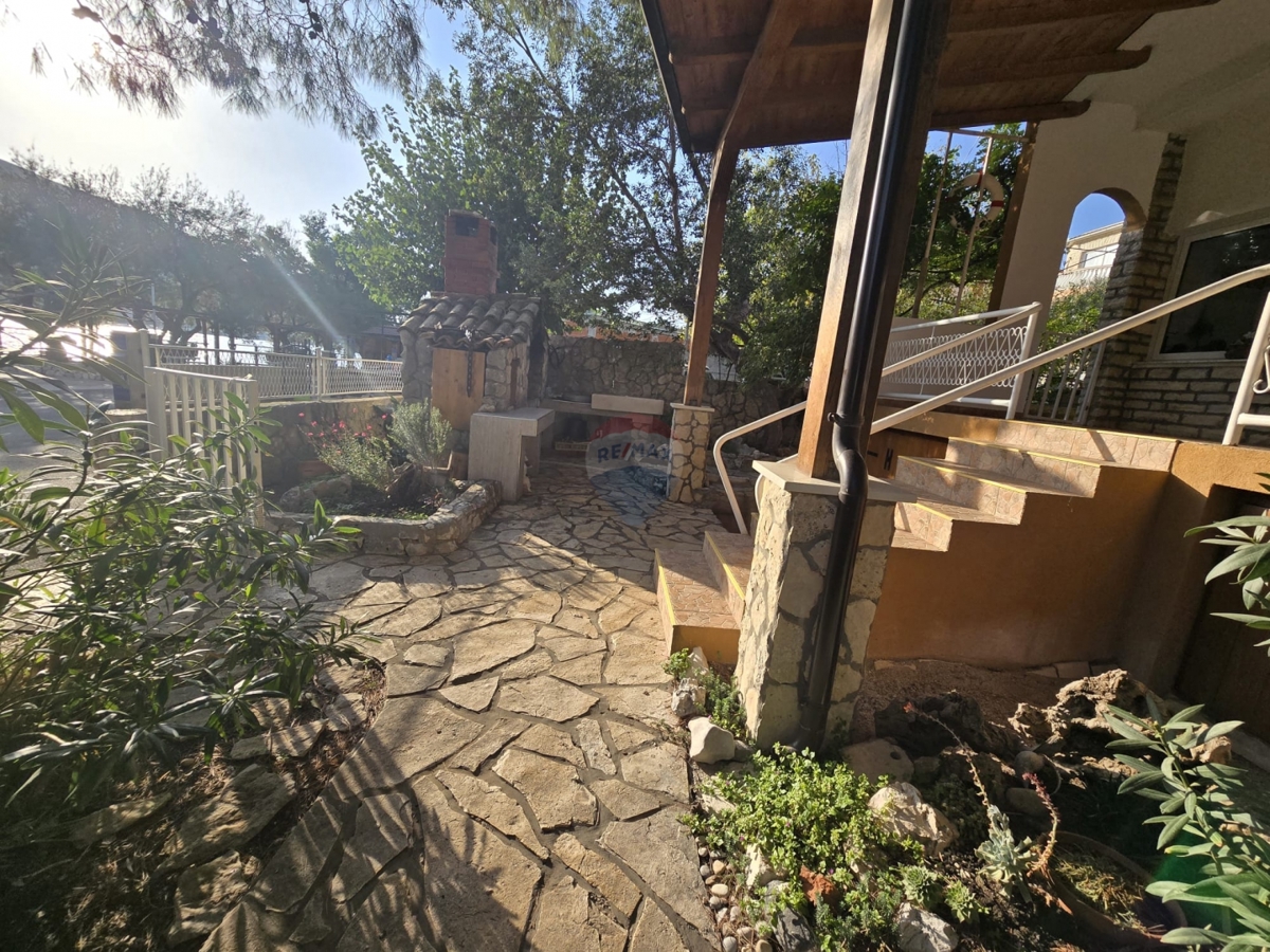 Casa con ampio giardino, prima fila al mare, Grebaštica