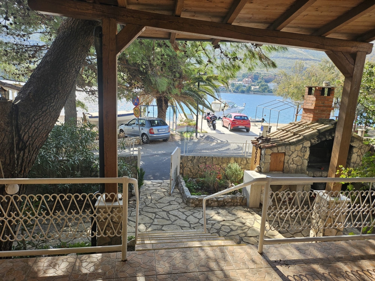 Casa con ampio giardino, prima fila al mare, Grebaštica