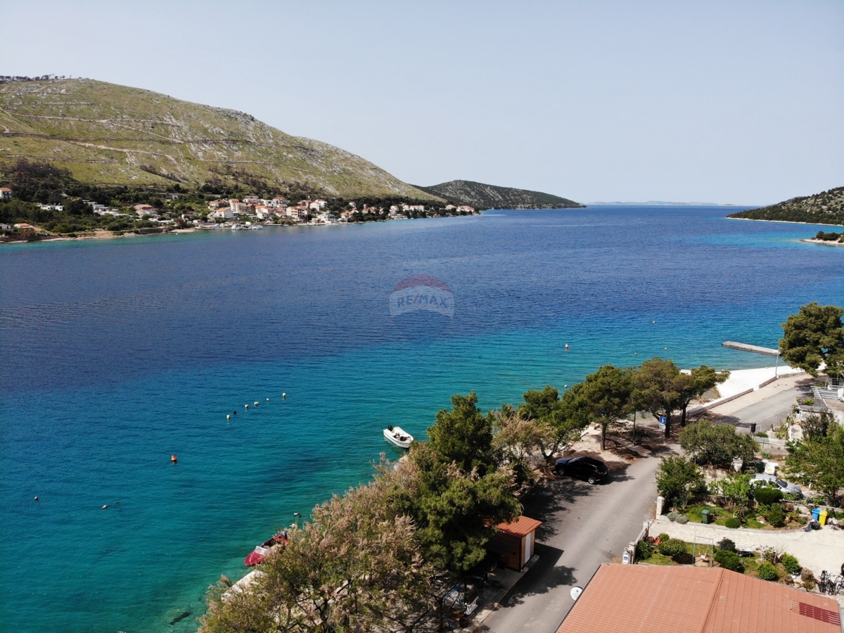Casa con ampio giardino, prima fila al mare, Grebaštica
