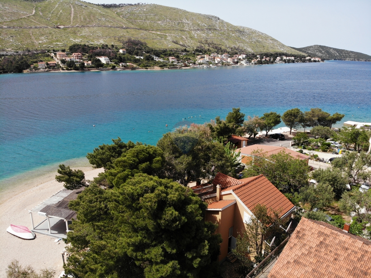 Casa con ampio giardino, prima fila al mare, Grebaštica