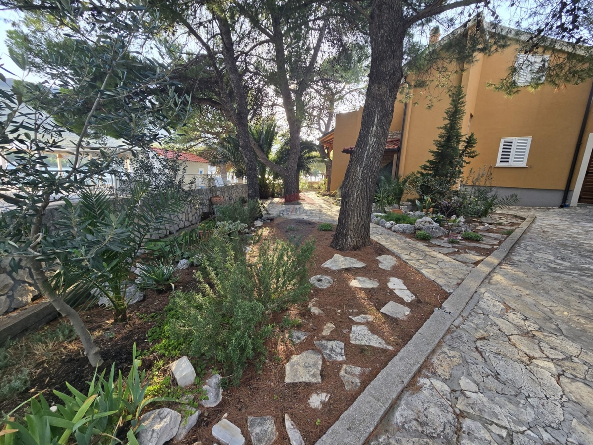 Casa con ampio giardino, prima fila al mare, Grebaštica