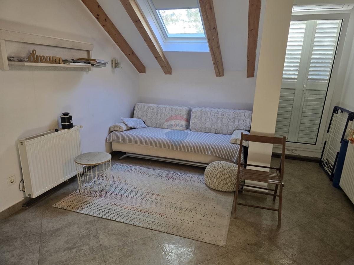 Casa con ampio giardino, prima fila al mare, Grebaštica