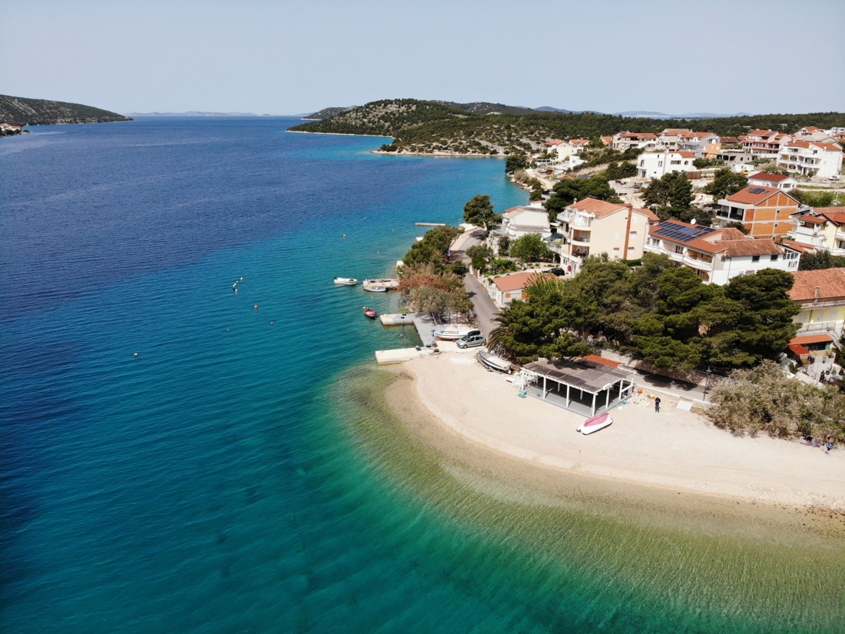 Casa con ampio giardino, prima fila al mare, Grebaštica